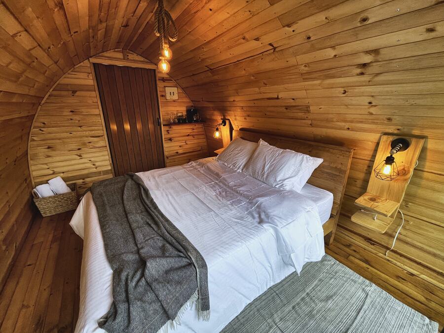 Interior de Alma de noche, con luz cálida sobre la cama